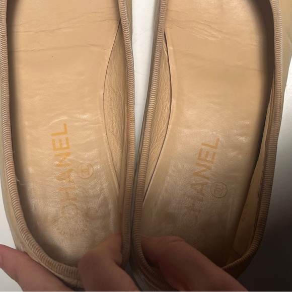 CHANEL Two-Tone Beige and Black Flats - Picture 9 of 10